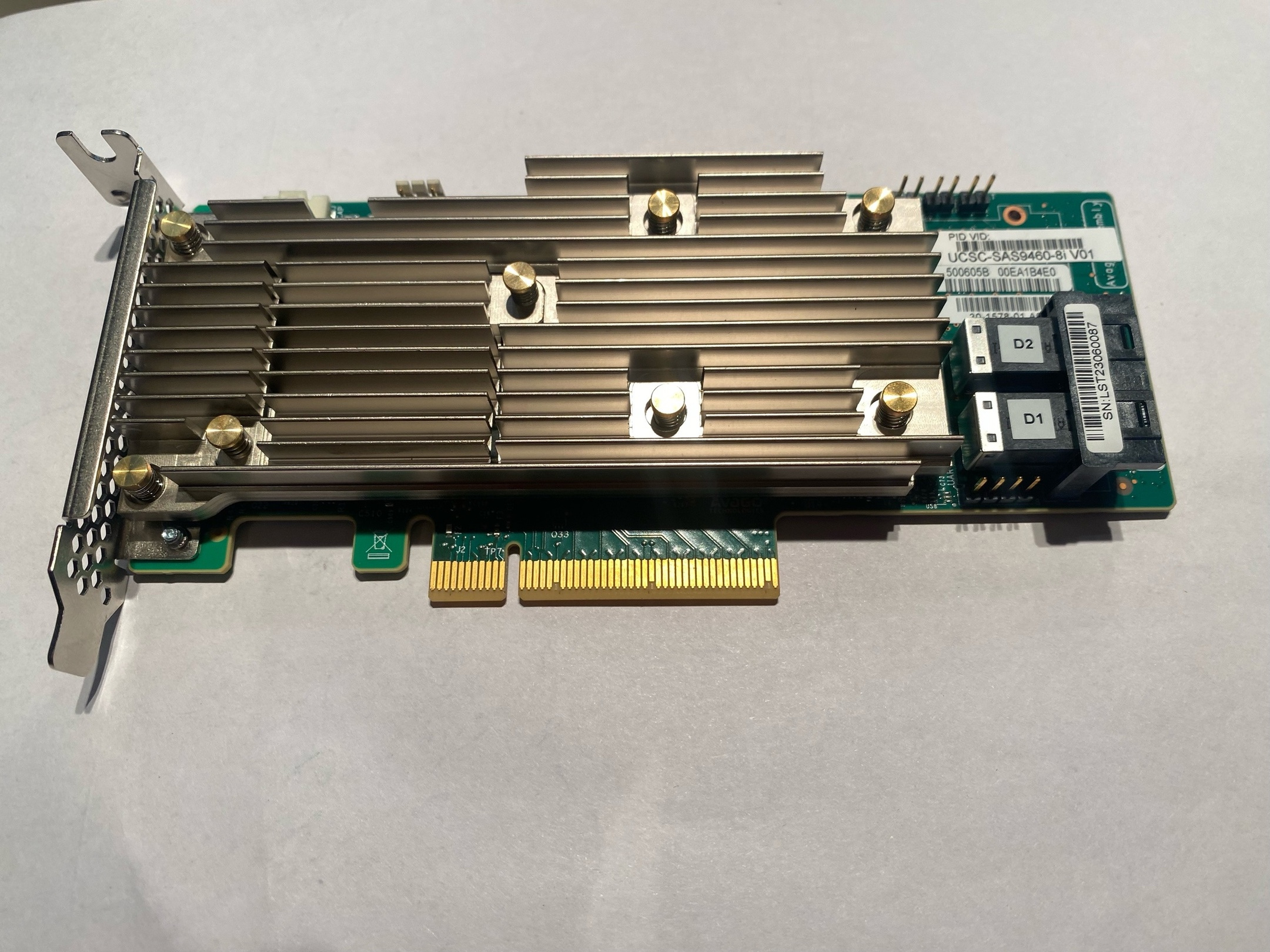 RAID адаптеры (LSI MegaRAID SAS 9460-8i SAS / SATA)